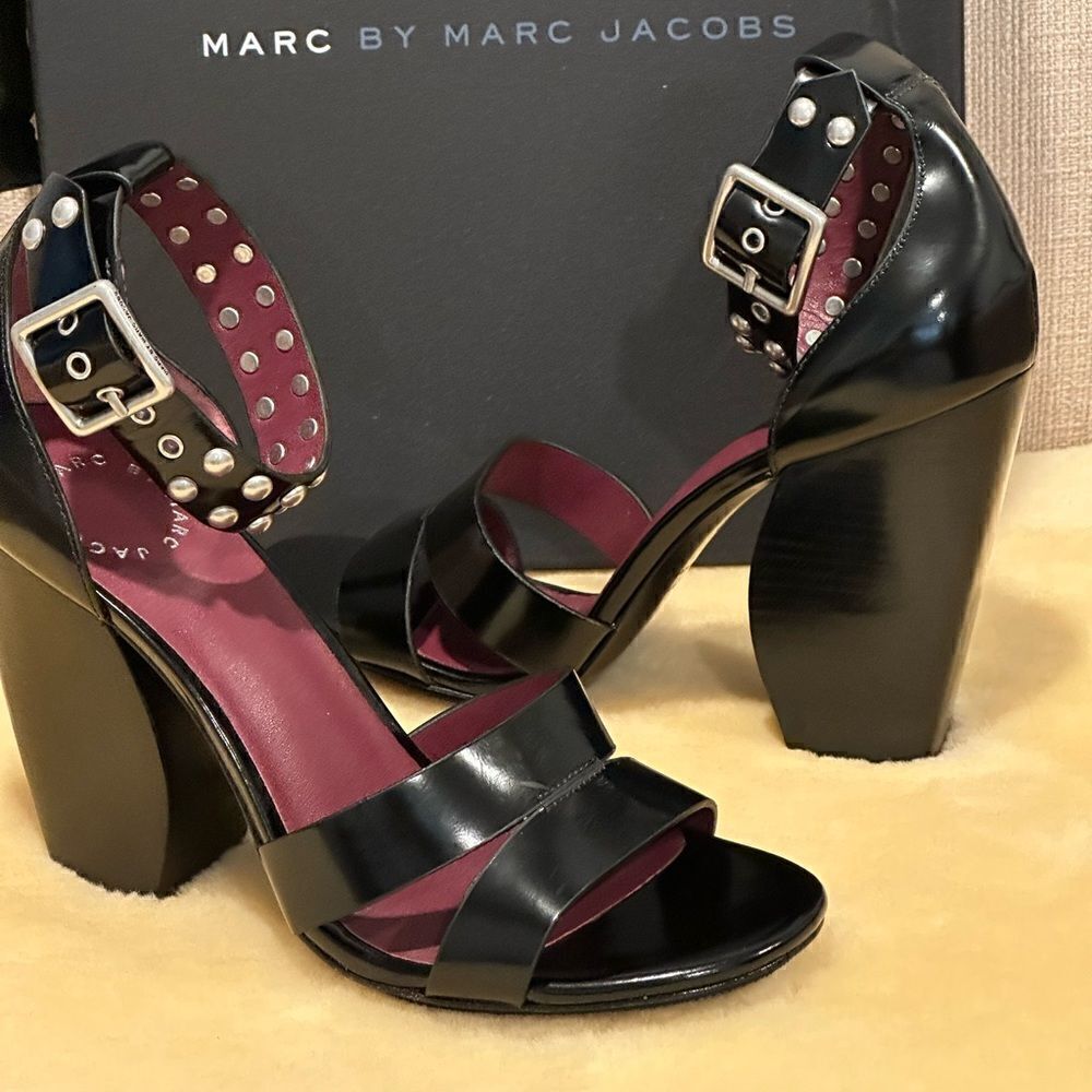 MarcĀ Jacobs Womenās Stud Strap Half Moon Hight Heel black leatherāsandal US 7,5